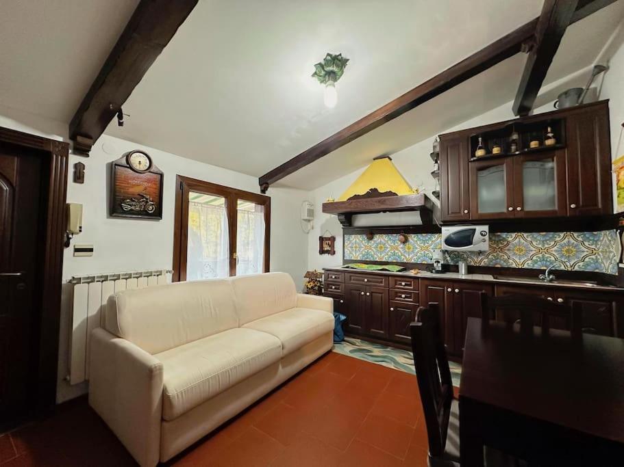 Free Parking La Bianca Neve Cottage Кастель-ди-Сангро Экстерьер фото